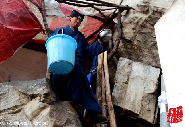 老崔居住的地方?jīng)]有通電，有了手機(jī)之后，就多了一項(xiàng)差事，隔天需要下山找地方給手機(jī)充電。一年多來，經(jīng)常上山下山，加上誦經(jīng)燒香，老崔的身體硬朗了很多，山路上行走，甚至比途經(jīng)的驢友更加迅速。