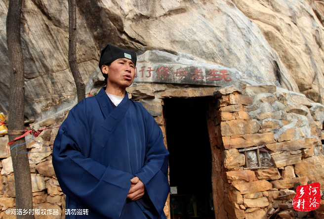 在這個(gè)山洞住多久，他沒有時(shí)間表，他說要看自己的內(nèi)心，修行夠了就離開，如果需要繼續(xù)修行，就從這里“安老病死