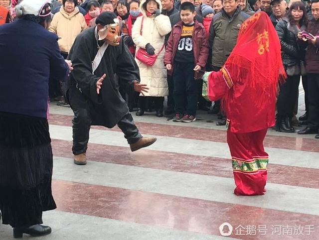 洛陽(yáng)大叔扮豬八戒 一個(gè)動(dòng)作令人臉紅