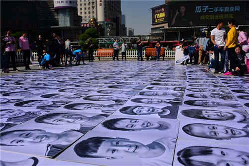 500張笑臉綻放二七廣場 只因?yàn)橐粋€特殊的日子