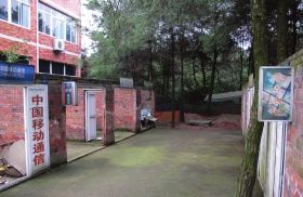 緊挨鐵山坪基地，有一條“迷你”街道，雖然簡陋，但尚未拆去的店鋪名稱顯出了曾經(jīng)的“繁華”。組圖/記者倪志剛