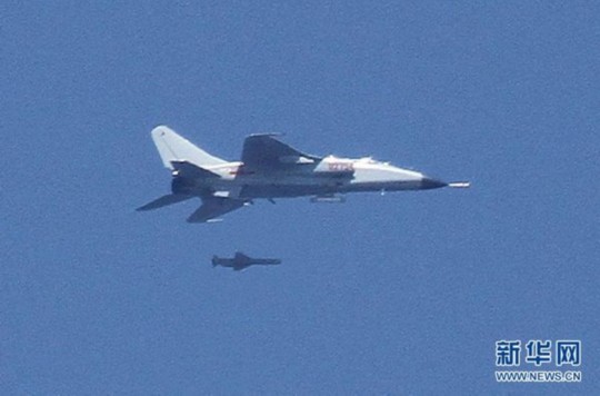 資料圖：中國(guó)飛豹戰(zhàn)機(jī)發(fā)射導(dǎo)彈，精確打擊海上目標(biāo)。