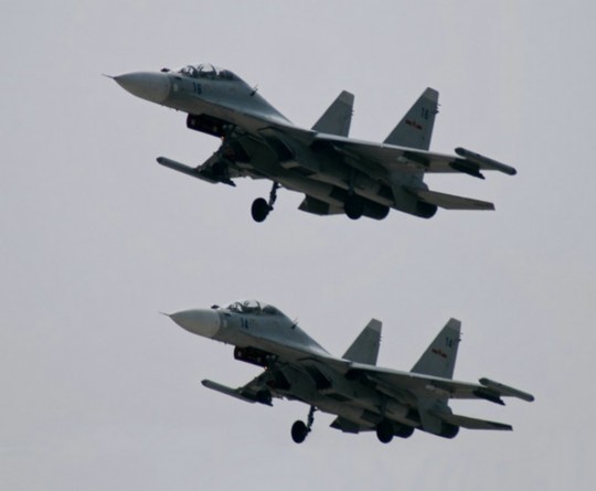 資料圖：解放軍蘇-30戰(zhàn)機(jī)編隊(duì)飛行。