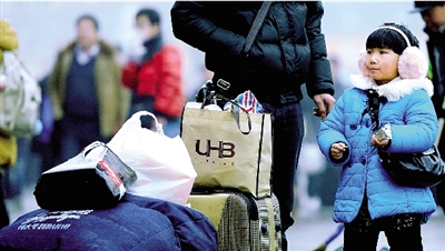 昨天上午，一名隨家長回老家的小女孩在等候進站。