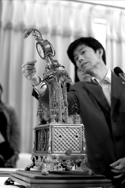 昨天，故宮文物修復(fù)專(zhuān)家向記者介紹“人打鐘”的損壞情況。圖/CFP