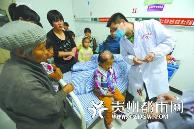 醫(yī)生為小麗作檢查。