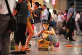 5月26日，武廣高鐵長沙南站，因為高鐵設(shè)備故障，滯留了大量旅客。圖/記者李坤