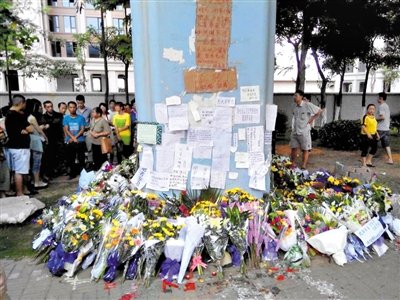 　昨日，廈門市民在BRT的橋墩下放上鮮花悼念逝者。新京報(bào)記者 郭鐵流 攝