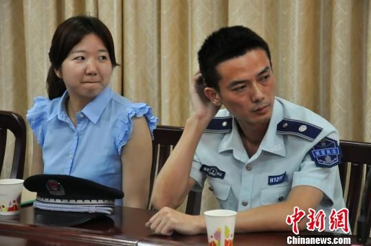 圖為參與“體驗(yàn)式執(zhí)法”的兩名城管隊(duì)員?！埱邸z