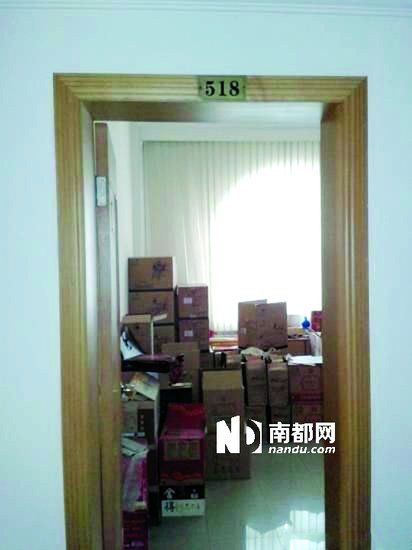 　江蘇靖江市工商局餐廳倉庫里被爆堆滿了高檔酒。
