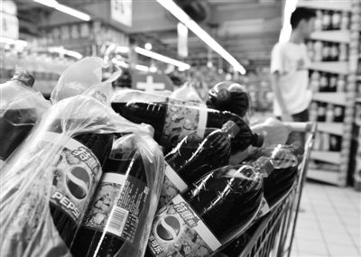 昨日，浙江省杭州市，在一家超市里拍攝到的百事可樂。近日，百事可樂再次遭遇“致癌風(fēng)波”。圖/CFP