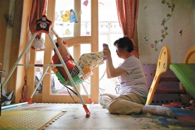 6月14日，未婚媽媽于軍的家里，她正在陪女兒悅悅玩耍。悅悅4歲了，因?yàn)闆](méi)有爸爸的信息而始終上不了戶(hù)口。