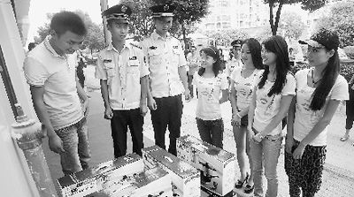 “美女執(zhí)法”。