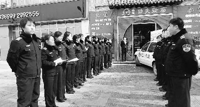 “列隊(duì)執(zhí)法”。