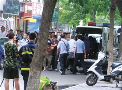 女童安全獲救后，嫌疑人被制服并由民警押出餐館。新華社發(fā)