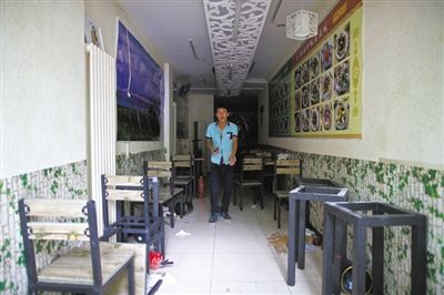 發(fā)生女童劫持事件的面館，事后現(xiàn)場(chǎng)一片狼藉。新京報(bào)記者 周崗峰 攝