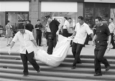 昨日,朝陽區(qū)青年路大悅城東側(cè),一男子持刀行兇致兩人死亡。經(jīng)初步審查,嫌疑人自稱孝某(男,27歲,山東省沂水縣人),有精神病。目前,北京警方正聯(lián)系兩名受害人的親友。新華社發(fā)