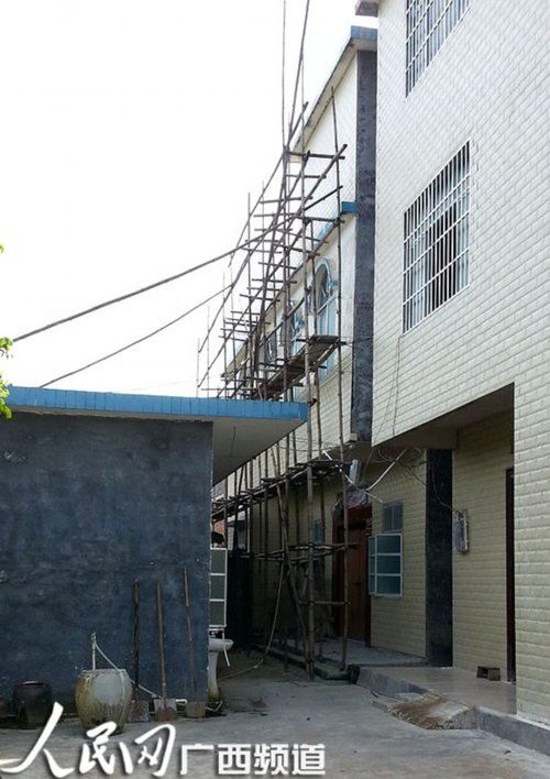 何某某的家門緊鎖，23日晚家人連夜搬家，現(xiàn)在去向不明