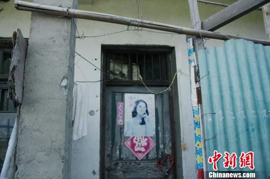 圖為嫌犯租住的民房，當(dāng)天受害人即攀在門上的窗口對外呼救。 吳佳蔚 攝