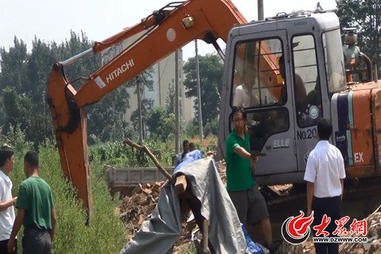 陳寶成手持自制刀斧守在挖掘機旁阻止便衣民警靠前。（視頻截圖）