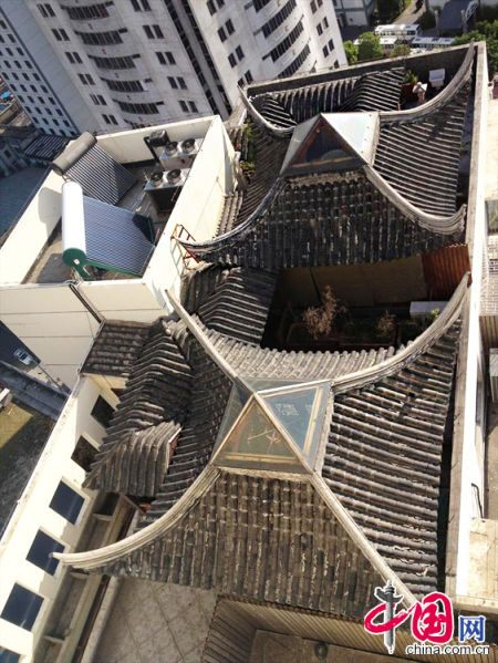 2013年8月14日，江蘇蘇州蘇州市三香大廈高樓18層樓頂東側(cè)陽臺上的“蘇州園林”式別墅，兩座涼亭和兩道回廊，飛檐翹角，一派蘇州園林的氣勢。中國網(wǎng)圖片庫李俊鋒攝影