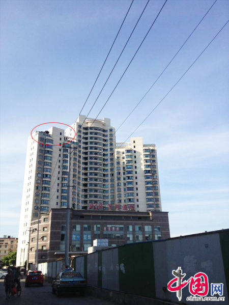 2013年8月14日，江蘇蘇州蘇州市三香大廈高樓18層樓頂東側(cè)陽臺上的“蘇州園林”式別墅，兩座涼亭和兩道回廊，飛檐翹角，一派蘇州園林的氣勢。中國網(wǎng)圖片庫李俊鋒攝影