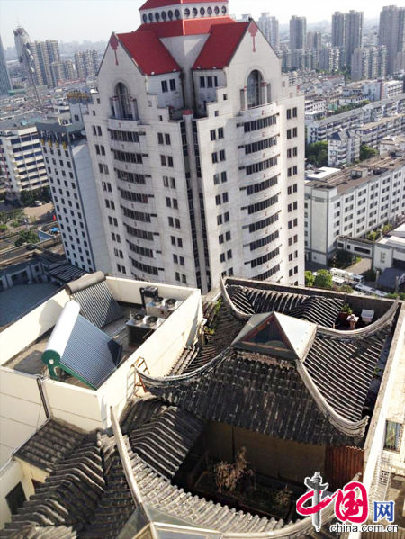 2013年8月14日，江蘇蘇州蘇州市三香大廈高樓18層樓頂東側(cè)陽臺上的“蘇州園林”式別墅，兩座涼亭和兩道回廊，飛檐翹角，一派蘇州園林的氣勢。中國網(wǎng)圖片庫李俊鋒攝影