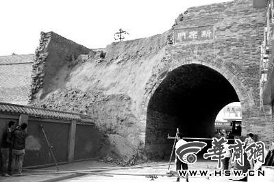 昨日上午9時(shí)左右，工人在倒塌處重新裝上護(hù)欄。實(shí)習(xí)記者 楊虎元 攝