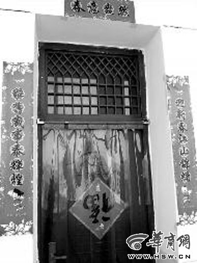 昨日中午，張某辦公室大門(mén)緊閉。