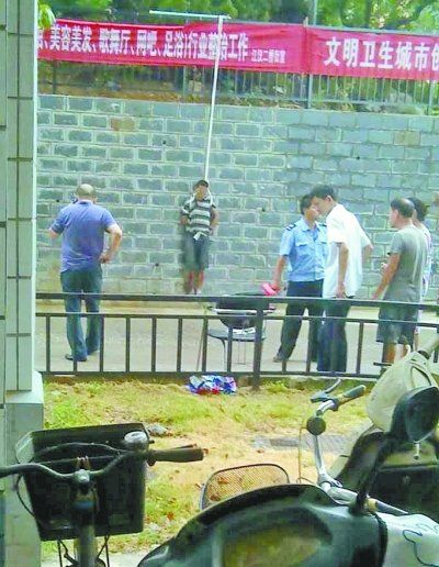 小偷被五花大綁捆在小區(qū)門前的墻壁上示眾。 網(wǎng)友羅先生 攝