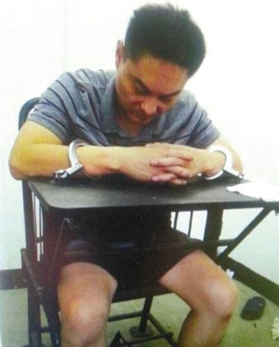 韓磊被控制時(shí)接受警方訊問(wèn)。本組圖片為視頻截圖