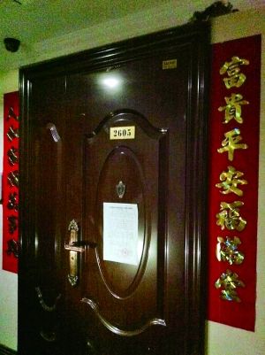 拆除公告昨天仍貼在2605號大門上。