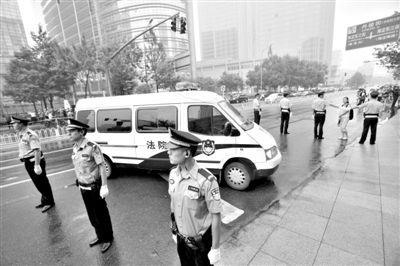 　　昨日早上,押解李某某的車隊開進法院。當日,李某某等5人涉嫌強奸案在海淀法院不公開審理。本版攝影/新京報記者 王貴彬