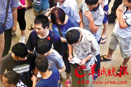 挎腰包的“黃牛”分發(fā)一輪“任務(wù)”后，自己也開始整理“炒號”簽條