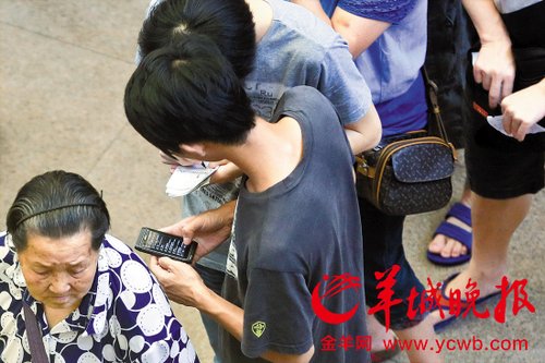 排隊的“黃牛”各手執(zhí)一疊白紙，上面寫好了要掛號的人的信息，包括姓名、電話、要掛的科室等。穿黑白花紋衣服的老婆婆正在排隊掛號