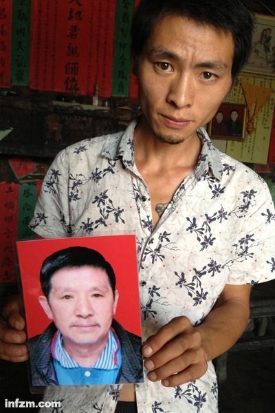 程興貴的兒子程正鵬拿著父親的遺照。程興貴自殺后，政府補償程家6000多塊錢，并終于認定了程興貴的代課教齡。 (南方周末記者雷磊/圖)