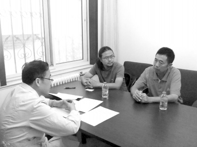 9月13日下午，雷闖(中)與父親在國家衛(wèi)計委遞交建議信，與衛(wèi)計委工作人員交流。　雷闖供圖