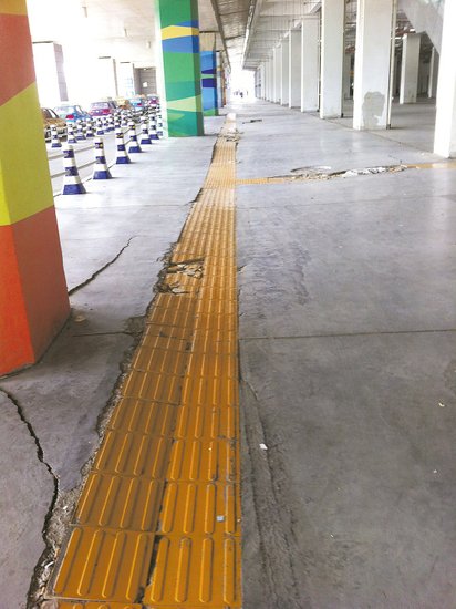 在溫嶺火車站架空層，由于沉降產(chǎn)生的裂縫到處可見。