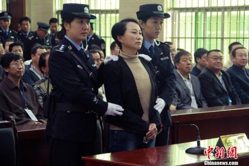 9月24日上午8時(shí)30分，陜西“房姐”龔愛愛涉嫌偽造、買賣國家機(jī)關(guān)證件一案，在陜西靖邊縣人民法院公開