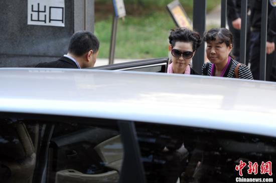 圖為宣判結(jié)束后夢(mèng)鴿面無(wú)表情走出海淀法院，乘車離開。