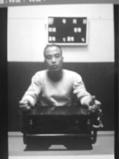 案發(fā)后,當(dāng)?shù)卮迕駛儑^現(xiàn)場。網(wǎng)絡(luò)截圖 案發(fā)后,當(dāng)?shù)卮迕駛儑^現(xiàn)場。網(wǎng)絡(luò)截圖