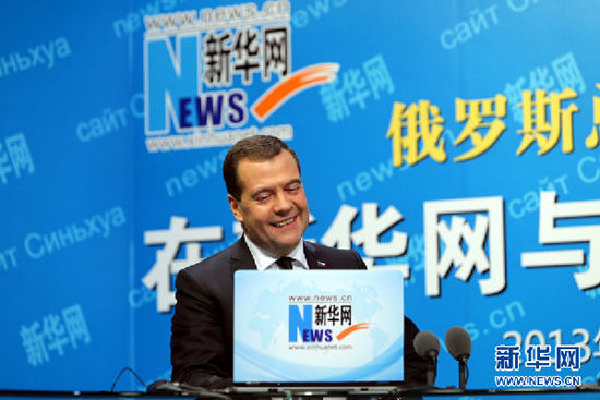 10月22日，俄羅斯總理梅德韋杰夫在新華網(wǎng)與中國網(wǎng)民進行在線交流互動。 新華社記者邢廣利攝