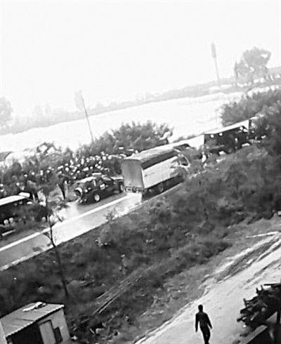 22日，云南晉寧數(shù)百村民與警方對(duì)峙。網(wǎng)絡(luò)截圖