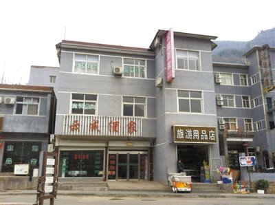 今年，胡萬林涉嫌非法行醫(yī)的地點(diǎn)，就在這座農(nóng)家賓館內(nèi)。