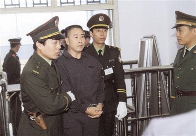 2000年9月30日，河南商丘，胡萬林被法警押上法庭。