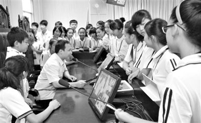 2013年5月30日，結(jié)合當(dāng)前國(guó)內(nèi)民眾普遍關(guān)注的“校長(zhǎng)開(kāi)房”、“強(qiáng)奸猥褻”等事件，廣西上思縣人民法院邀請(qǐng)中小學(xué)生到法院觀摩案件的庭審，提高他們的守法、維權(quán)意識(shí)。圖/IC