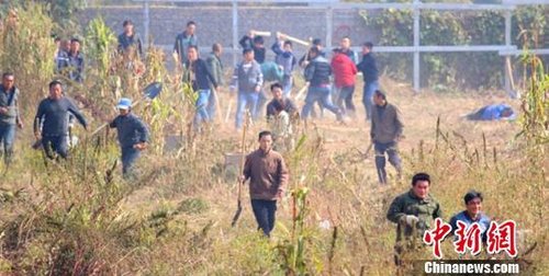 農(nóng)民工被驅(qū)逐毆打網(wǎng)絡(luò)截圖攝 農(nóng)民工被驅(qū)逐毆打網(wǎng)絡(luò)截圖攝