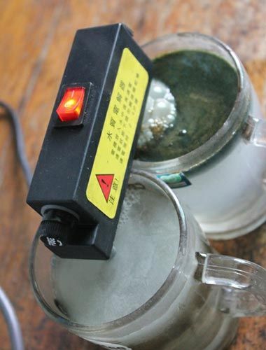 試驗后的水對比，工程供水變成了墨綠色