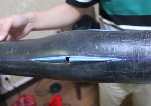 爆裂的水管，像被刀劃開一樣