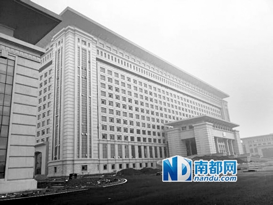 圖片顯示，湖南攸縣新建的發(fā)展中心樓群氣派，廣場(chǎng)龐大。 圖片來(lái)源：天涯論壇